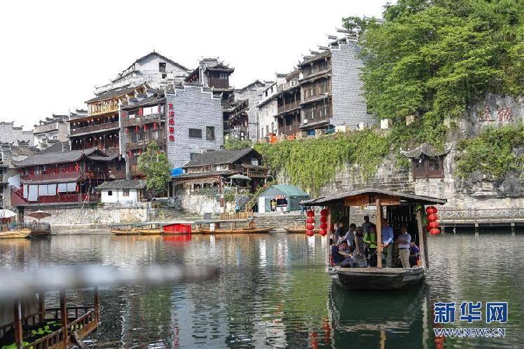 公安部把足球和英语课带进帮扶地区:帮孩子们走出大山